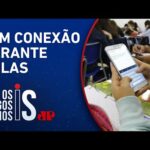 Tarcísio sanciona lei que proíbe uso de celulares em escolas públicas e particulares de SP